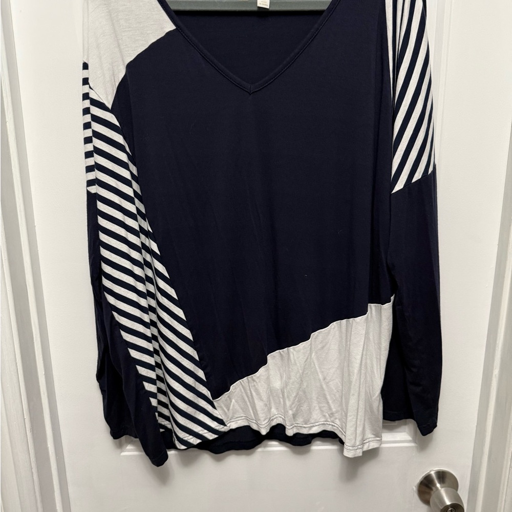 Weekend Women’s Plus Navy Color pattern Blocked Long Sleeve Shirt Size 2X (15-13